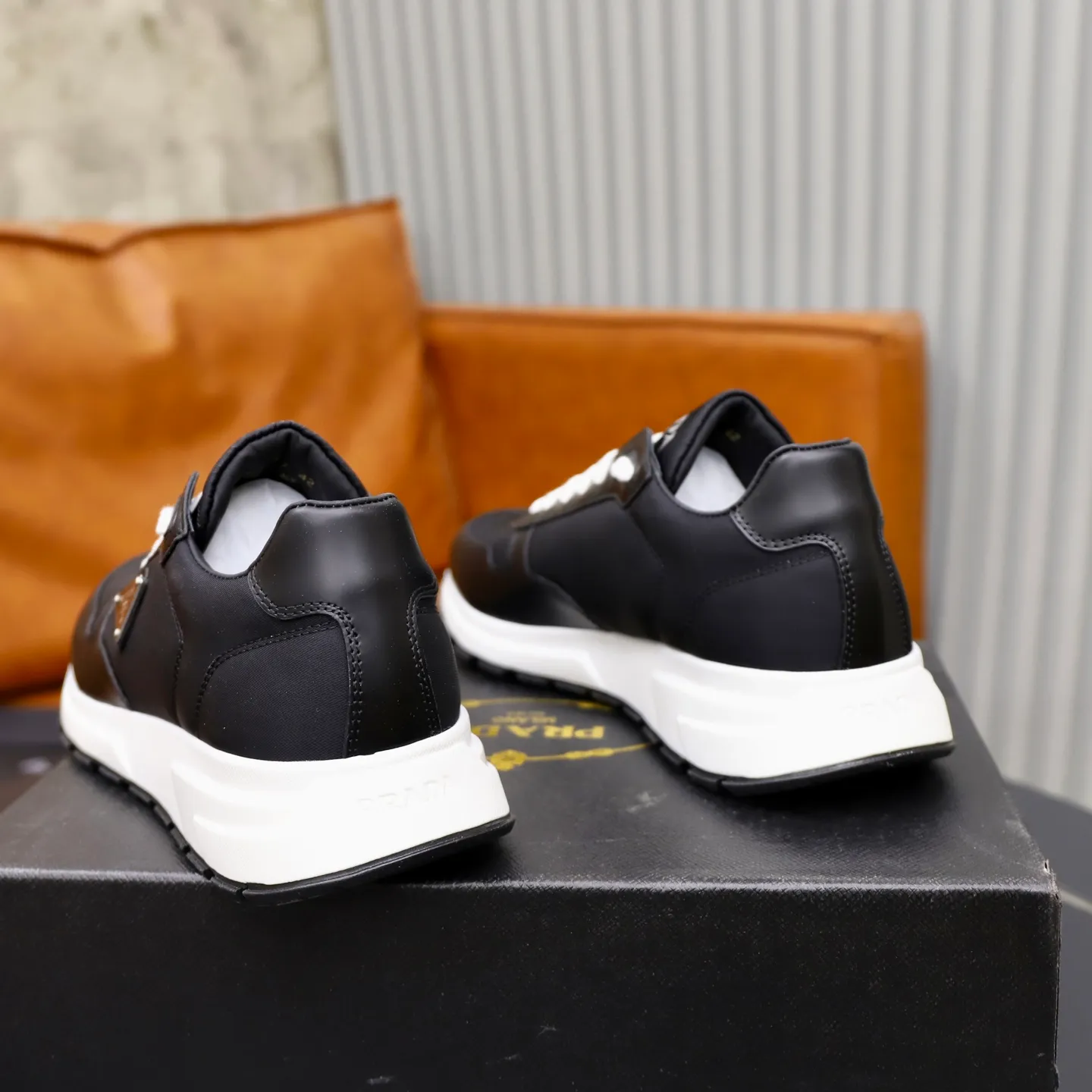 Factory price: 600💰Top original order Brand: PRADA (Prada) Standard code: Men's size 38/44 (45 can be customized) Grade: Same as the official website Material: Original cowhide stitched with imported cloth, cowhide lining, original combination of two-color wear-resistant soft outsole Style category: casual sports version, young fashion, European and American trend, British style Color: actual picture color